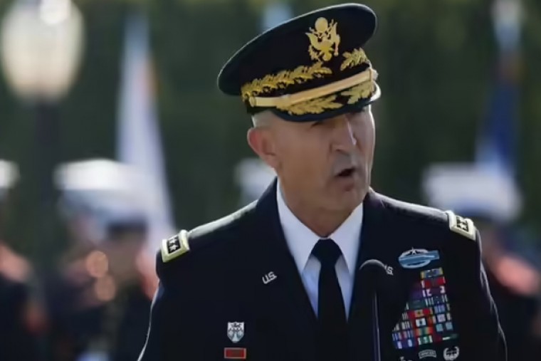 అమెరికా ఆర్మీ చీఫ్ ఆఫ్ స్టాఫ్ జనరల్‌ జార్జ్‌కు ?