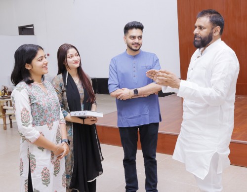 డిప్యూటీ సీఎం పవన్‌ను కలిసిన జెన్ జెడ్ వ్లాగర్ స్వాతి రోజా