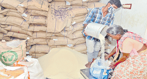 రేషన్ బియ్యం దందా: 140 మెట్రిక్ టన్నులు సీజ్ చేసిన అధికారులు