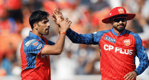 IPL 2026: నల్ల రిబ్బన్లతో పంజాబ్ కింగ్స్ ఆటగాళ్లు.. కారణం ఏంటి?