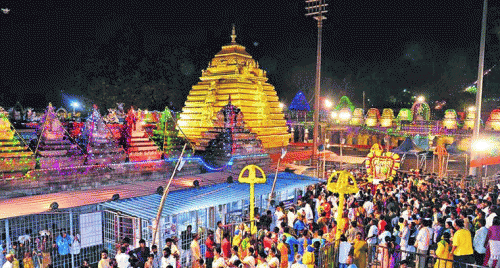 శ్రీశైలం ఆలయం సందర్శన: శివభక్తుల భారీ రద్దీ, స్పర్శ దర్శనపై నిర్ణయం