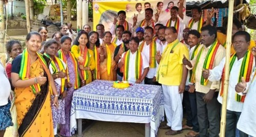 చంద్రబాబు పుట్టినరోజు వేడుకలు: కేక్ కట్ చేసి కొనియాడిన నాయకులు