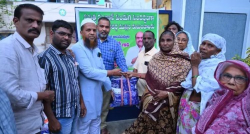 పండుగకు ముందే... రంజాన్ తోఫా కిట్లు పంపిణీ