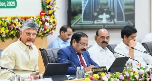కలెక్టర్లకు సీఎం సూచనలు: వాట్సాప్ గవర్నెన్స్‌తో పాలన సులభతరం
