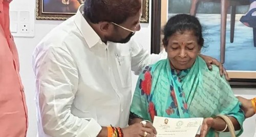 రూ. 3. 90 లక్షల సీఎంఆర్ఎఫ్ చెక్కు పంపిణీ