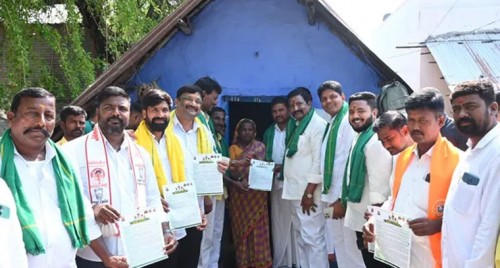 రైతుల ఇళ్లకు వెళ్లి సంక్షేమ పథకాలపై అవగాహన