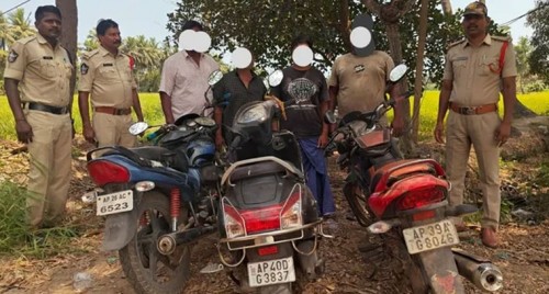 పేకాట స్థావరంపై పోలీసుల దాడులు