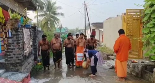 పెనుగొలనులో ముత్యాలమ్మకు వైభవంగా కావిడి సేవ