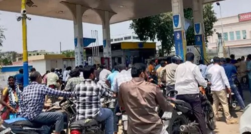 ఏపీలో 3 పెట్రోల్‌ బంక్‌లు సీజ్‌