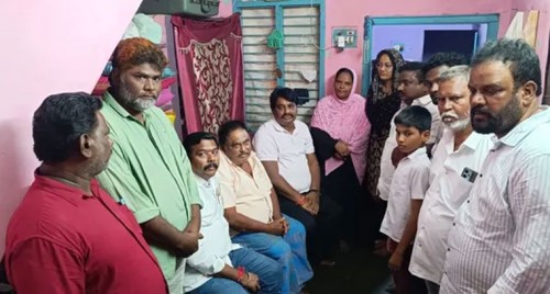 వైయస్సార్ కుటుంబాన్ని పరామర్శించిన మాజీ ఎమ్మెల్యే