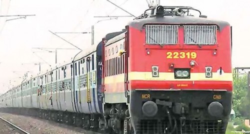 దారుణం.. కదులుతున్న రైలులో వివాహితపై అత్యాచారం