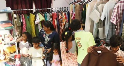 ఉచిత దుస్తుల దుకాణం.. 3వేల మందికి సాయం