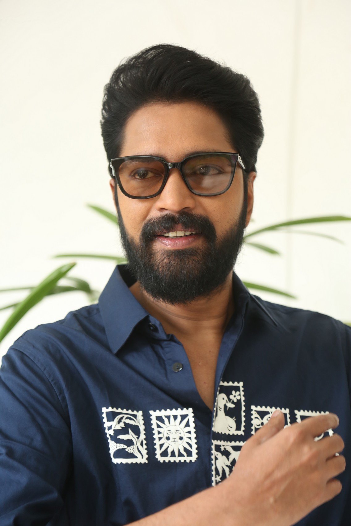 హీరో అల్లరి నరేష్ ఇంటర్వ్యూ ఫోటోస్ @ రంభ ఊర్వశి మేనక మూవీ
