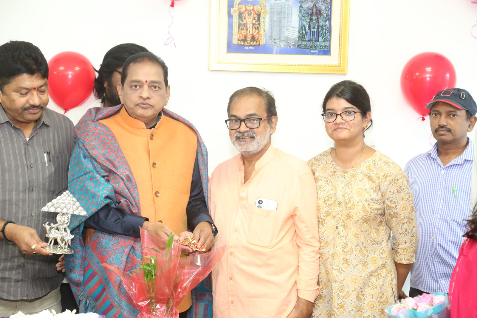 సూర్య చైర్మెన్‌ నూకారపు సూర్యప్రకాశ్‌రావు గారి  పుట్టినరోజు వేడుక ఫొటోలు