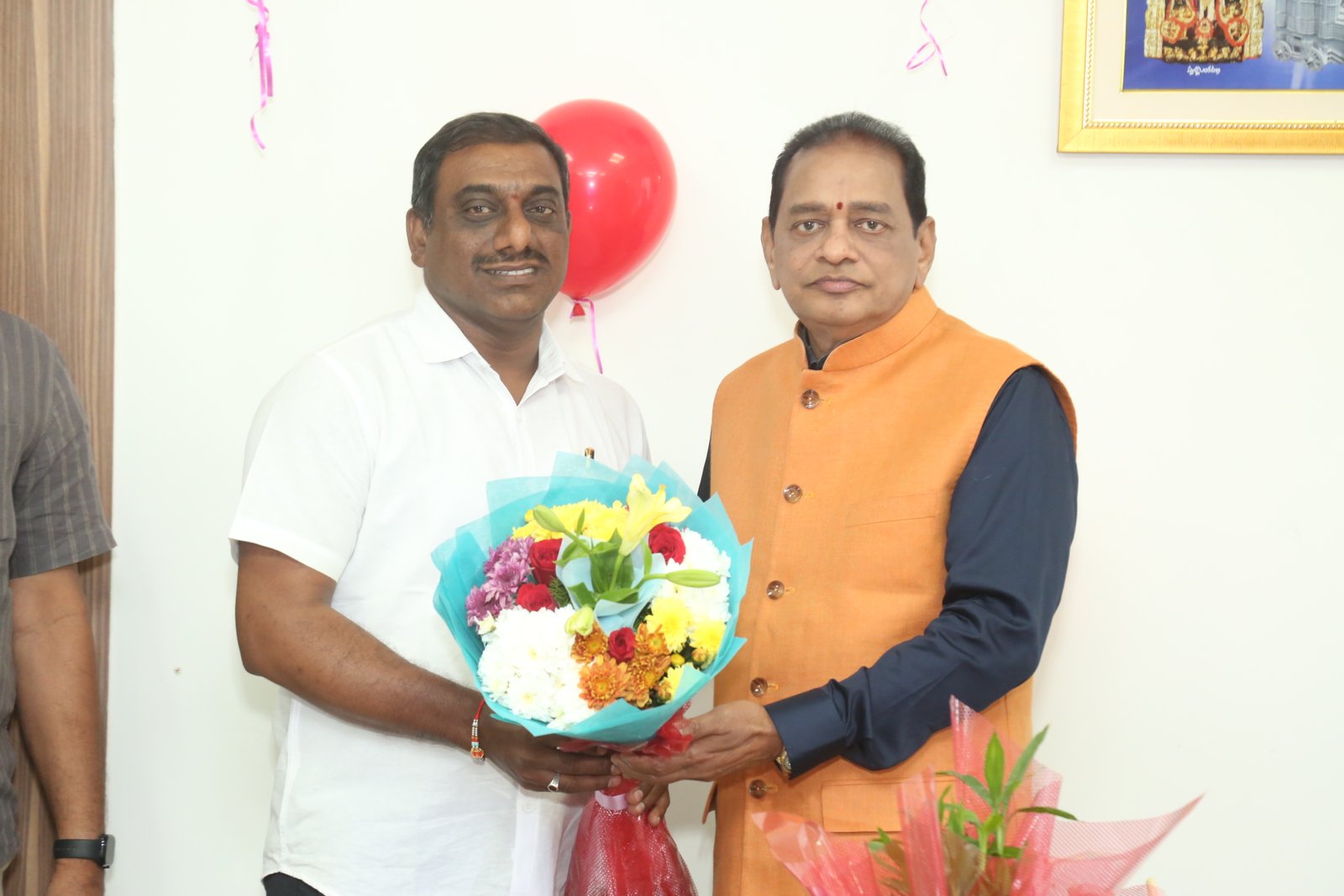 సూర్య చైర్మెన్‌ నూకారపు సూర్యప్రకాశ్‌రావు గారి  పుట్టినరోజు వేడుక ఫొటోలు