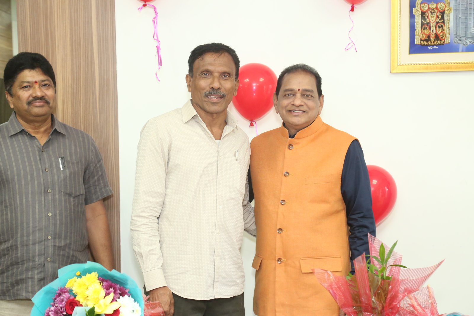 సూర్య చైర్మెన్‌ నూకారపు సూర్యప్రకాశ్‌రావు గారి  పుట్టినరోజు వేడుక ఫొటోలు
