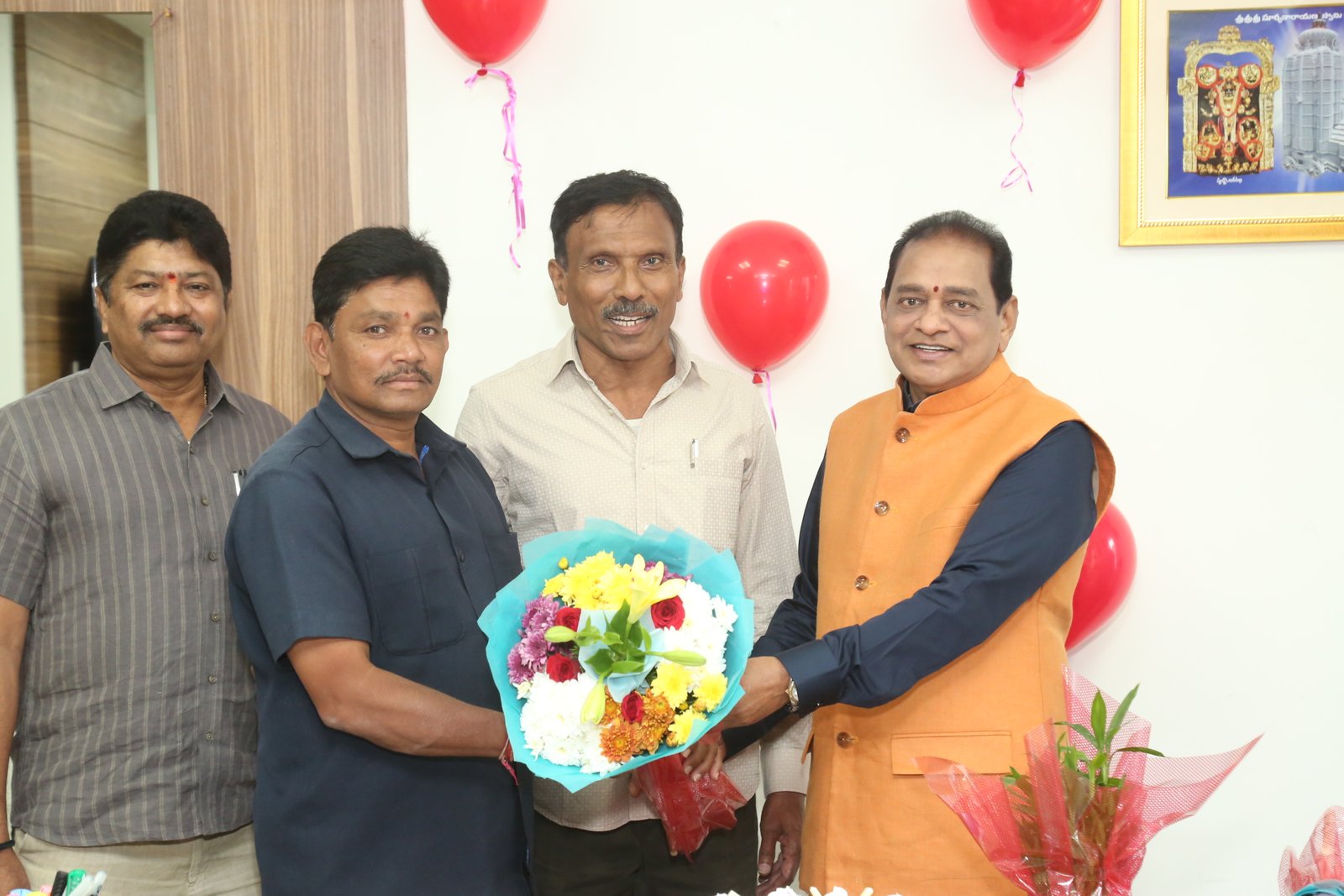 సూర్య చైర్మెన్‌ నూకారపు సూర్యప్రకాశ్‌రావు గారి  పుట్టినరోజు వేడుక ఫొటోలు