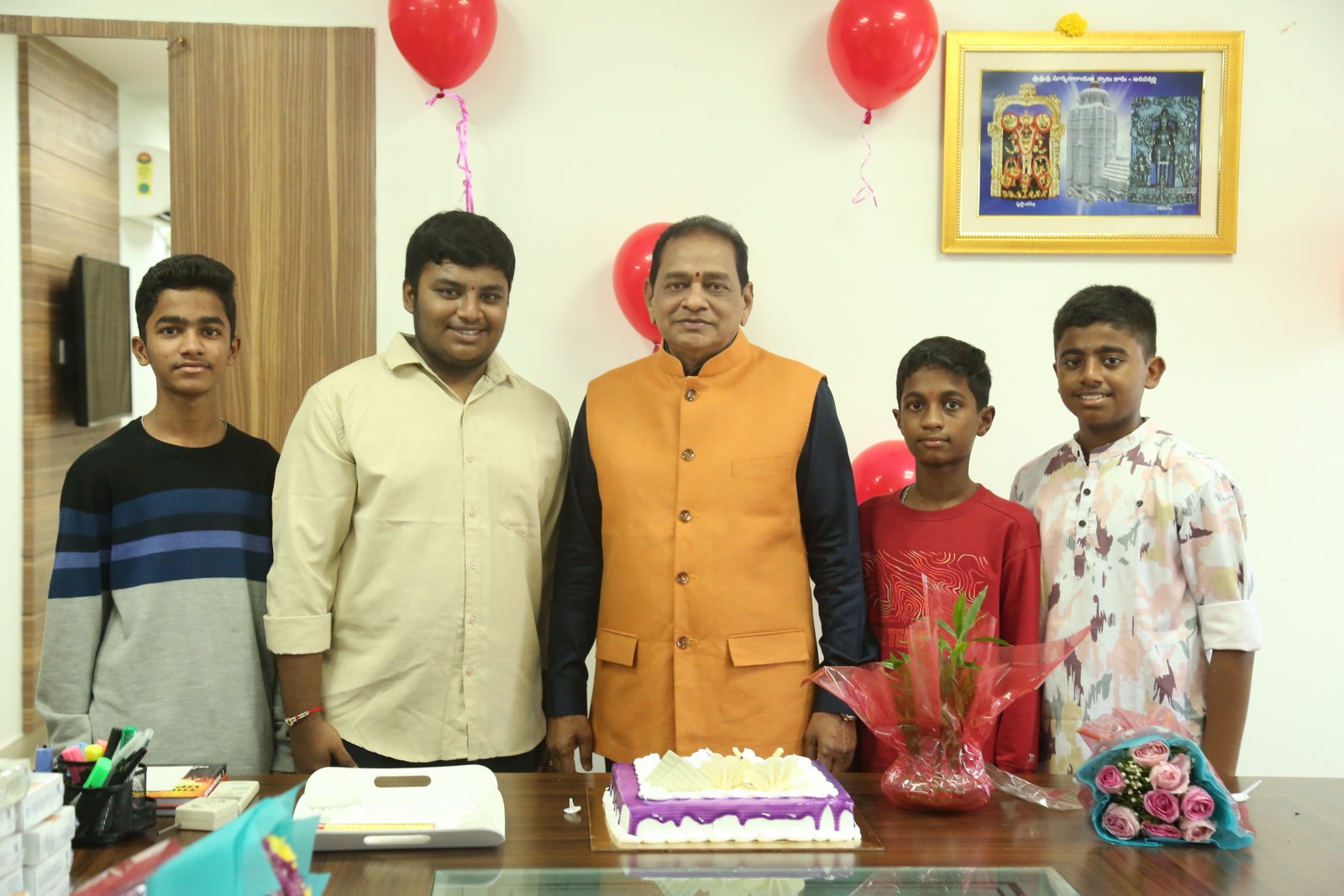 సూర్య చైర్మెన్‌ నూకారపు సూర్యప్రకాశ్‌రావు గారి  పుట్టినరోజు వేడుక ఫొటోలు