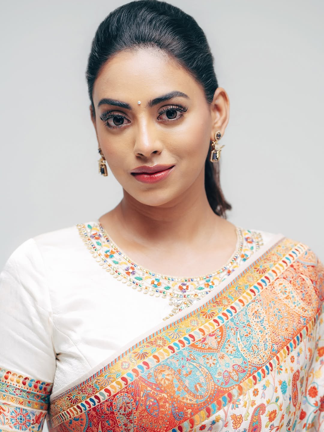 హీరోయిన్ కామాక్షి భాస్కర్ల కొత్త ఫోటోలు 