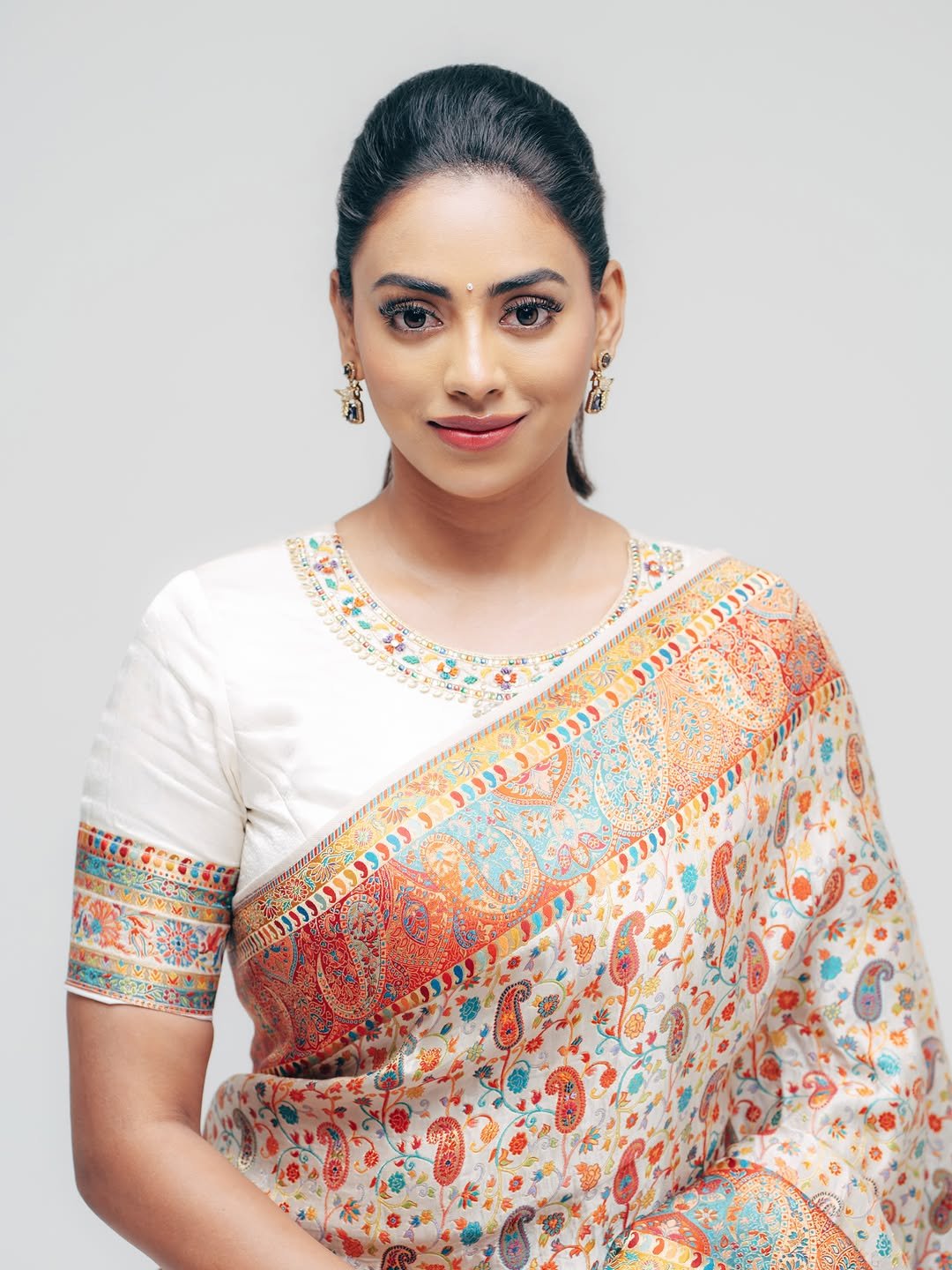 హీరోయిన్ కామాక్షి భాస్కర్ల కొత్త ఫోటోలు 