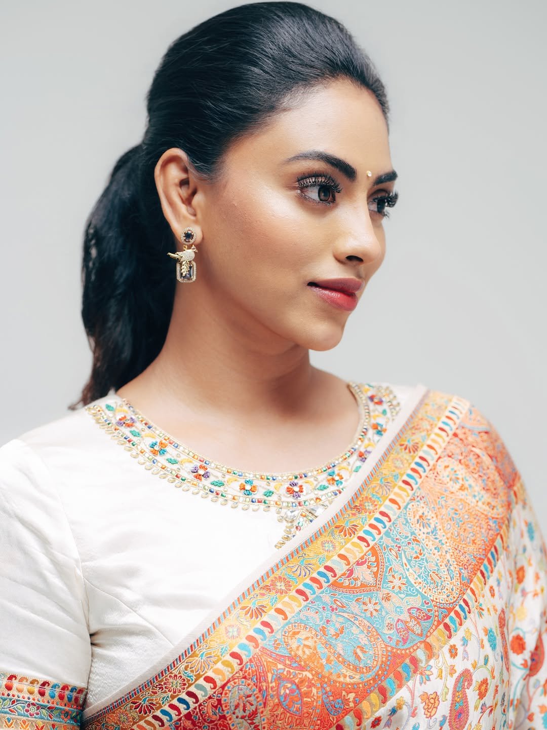 హీరోయిన్ కామాక్షి భాస్కర్ల కొత్త ఫోటోలు 