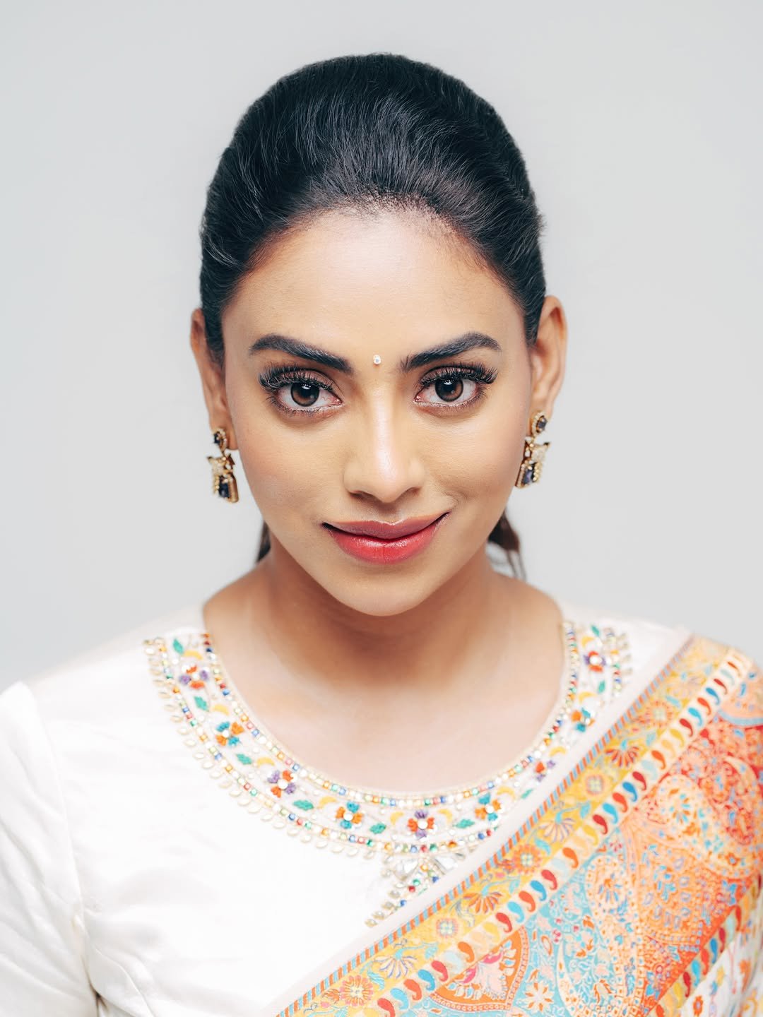 హీరోయిన్ కామాక్షి భాస్కర్ల కొత్త ఫోటోలు 