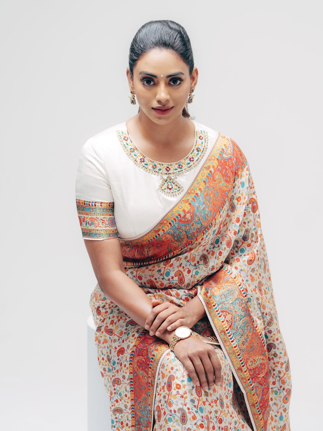 హీరోయిన్ కామాక్షి భాస్కర్ల కొత్త ఫోటోలు 