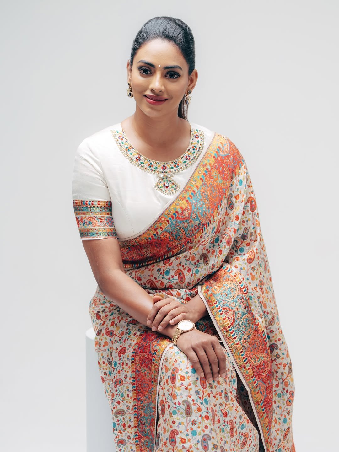హీరోయిన్ కామాక్షి భాస్కర్ల కొత్త ఫోటోలు 