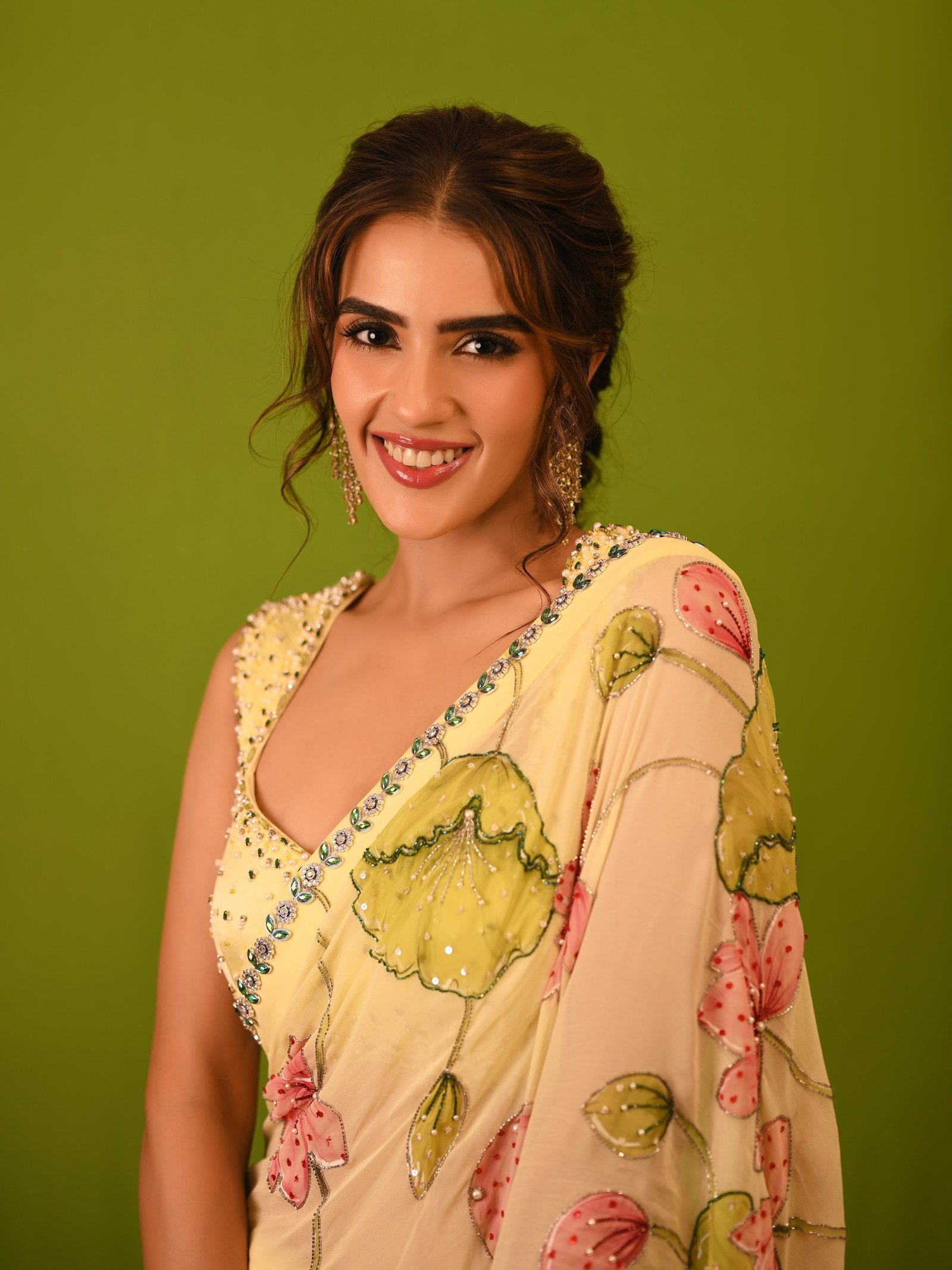 హీరోయిన్ కావ్య థాపర్ కొత్త ఫోటోలు 