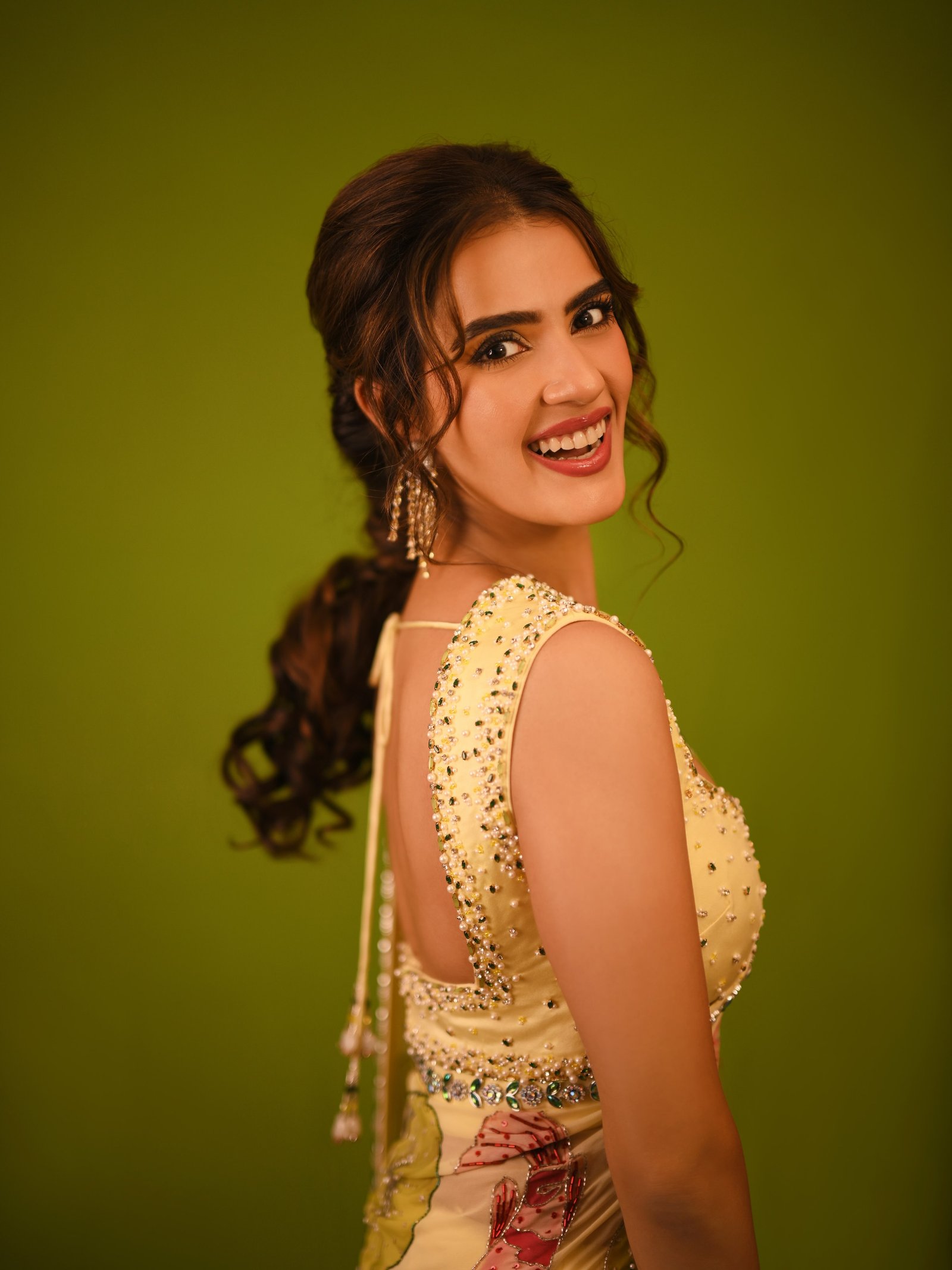 హీరోయిన్ కావ్య థాపర్ కొత్త ఫోటోలు 