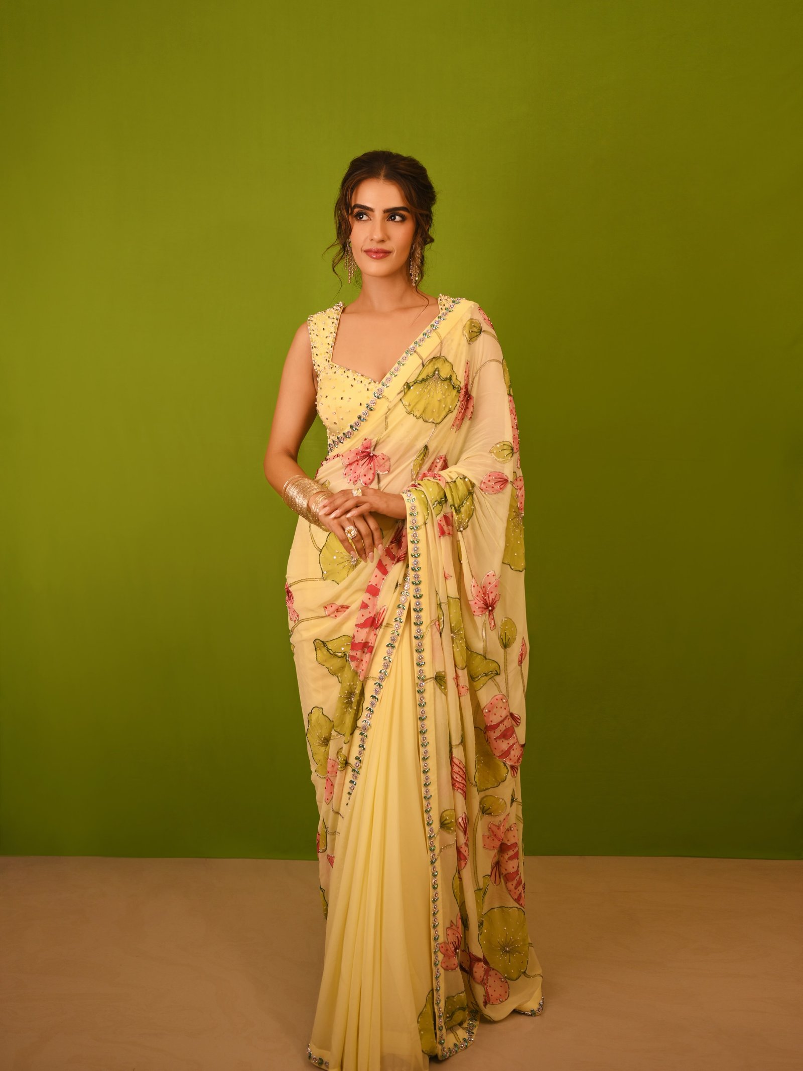 హీరోయిన్ కావ్య థాపర్ కొత్త ఫోటోలు 