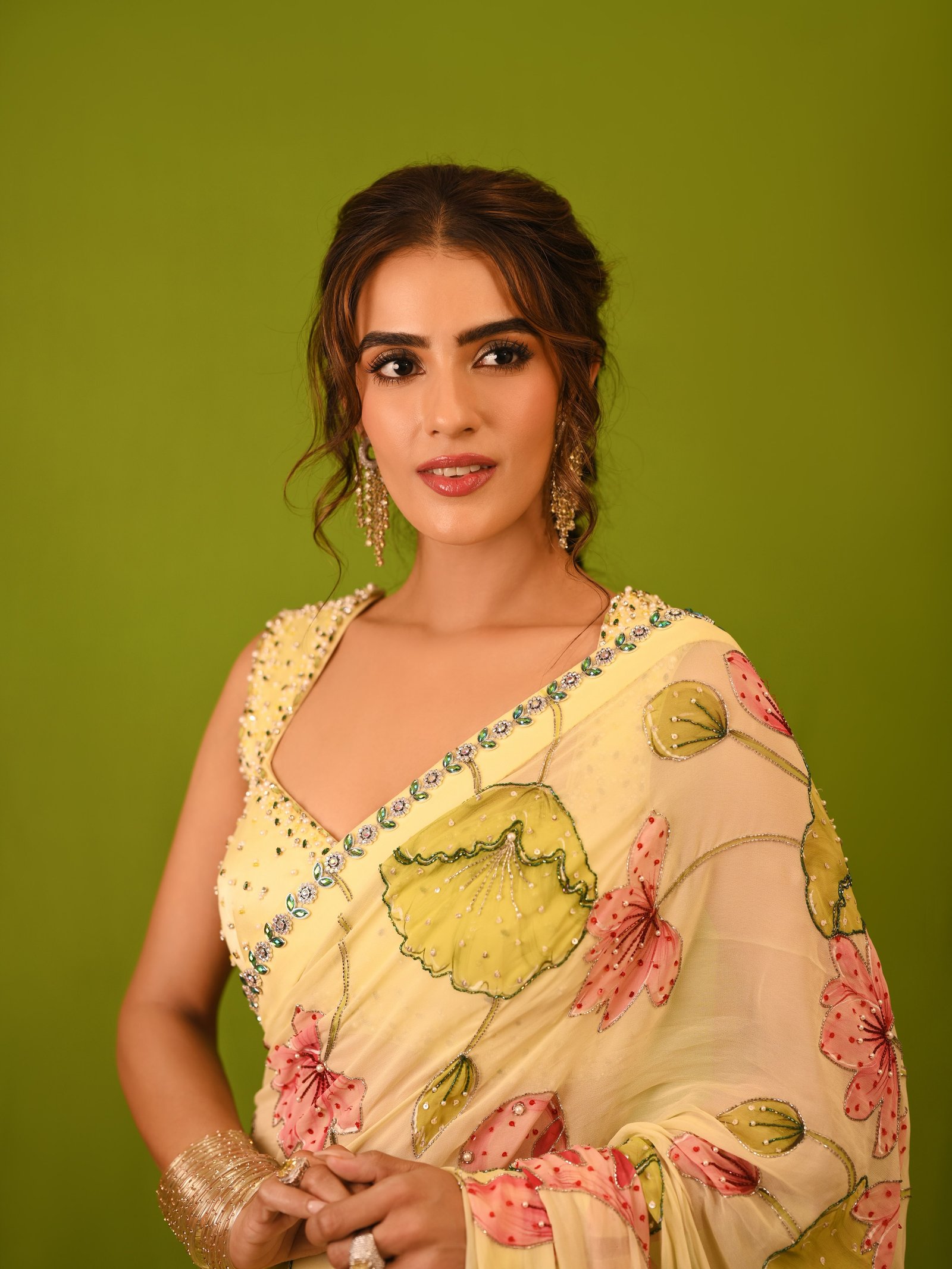 హీరోయిన్ కావ్య థాపర్ కొత్త ఫోటోలు 