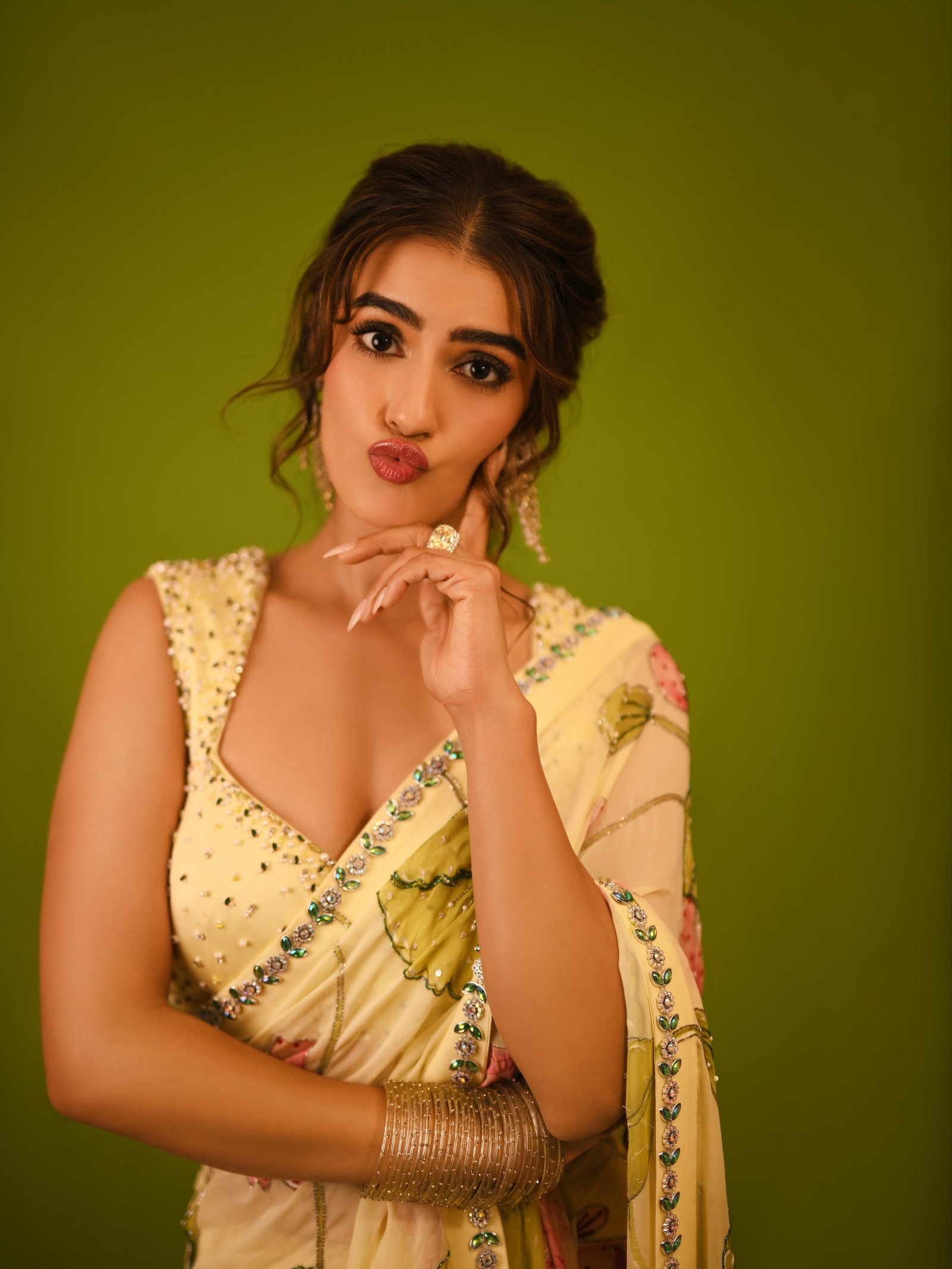 హీరోయిన్ కావ్య థాపర్ కొత్త ఫోటోలు 