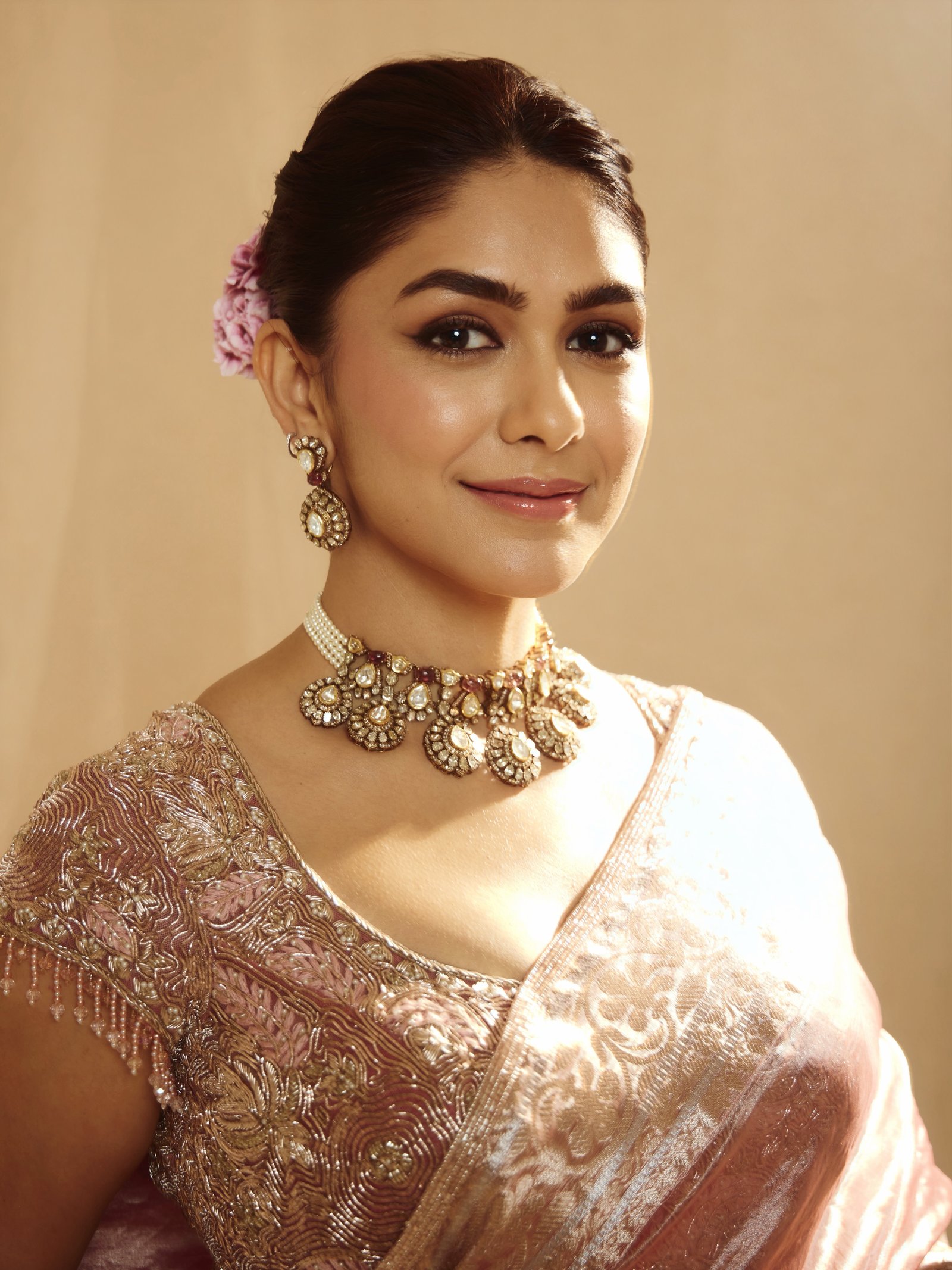 హీరోయిన్ మృణాల్ ఠాకూర్ లేటెస్ట్ ఫోటోస్ 