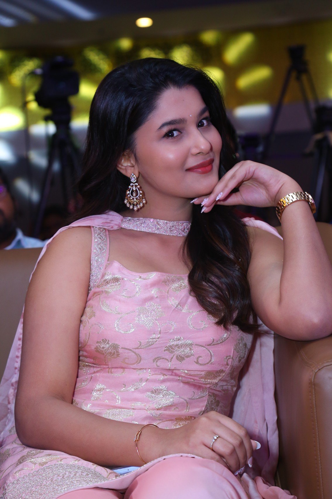 నటి యువిన పార్థవి కొత్త ఫోటోస్ 