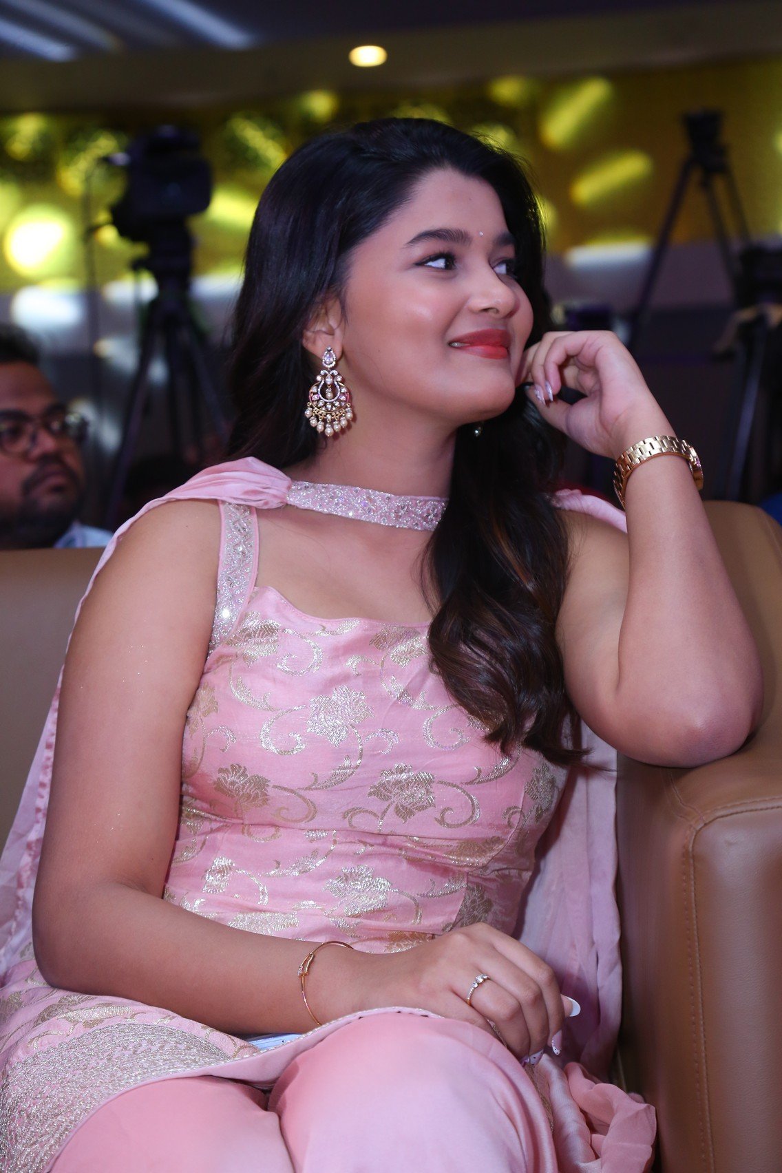 నటి యువిన పార్థవి కొత్త ఫోటోస్ 