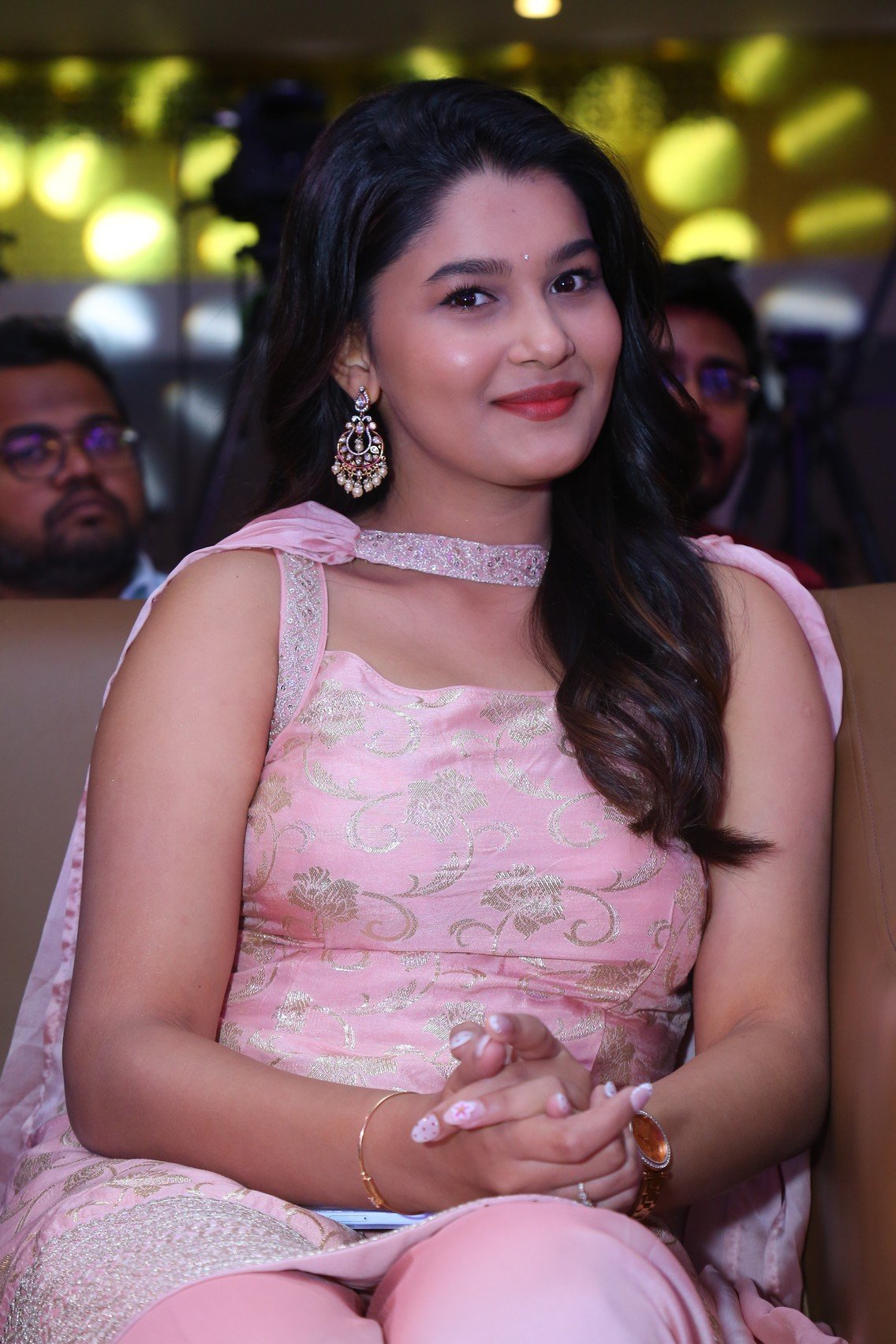 నటి యువిన పార్థవి కొత్త ఫోటోస్ 