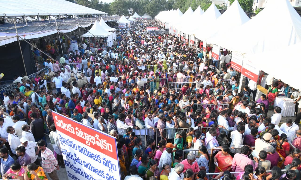 ‘పేదలకు పట్టాభిషేకం’ 
