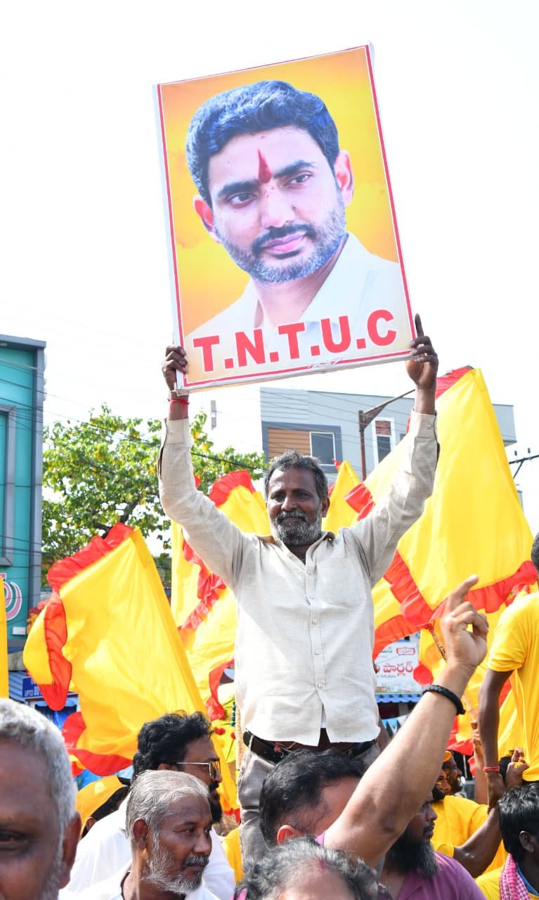 ‘పేదలకు పట్టాభిషేకం’ 