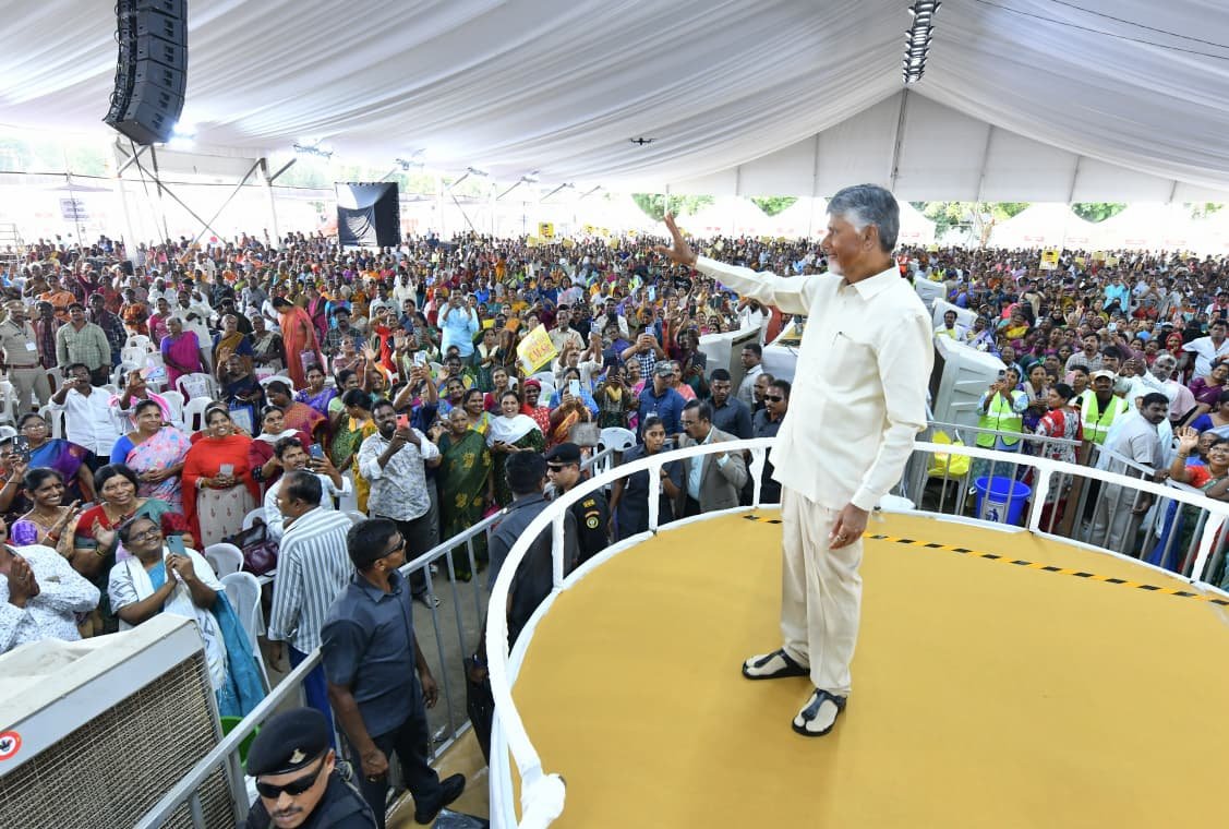 ‘పేదలకు పట్టాభిషేకం’ 