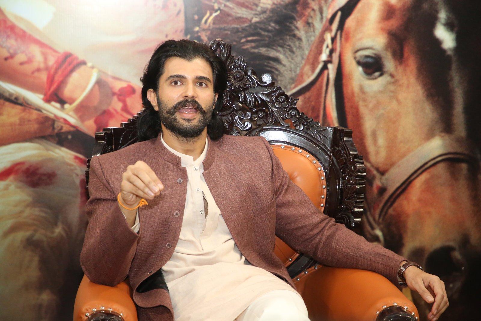 హీరో విజయ్ దేవరకొండ ఇంటర్వ్యూ ఫోటోస్ @ రణబాలి మూవీ