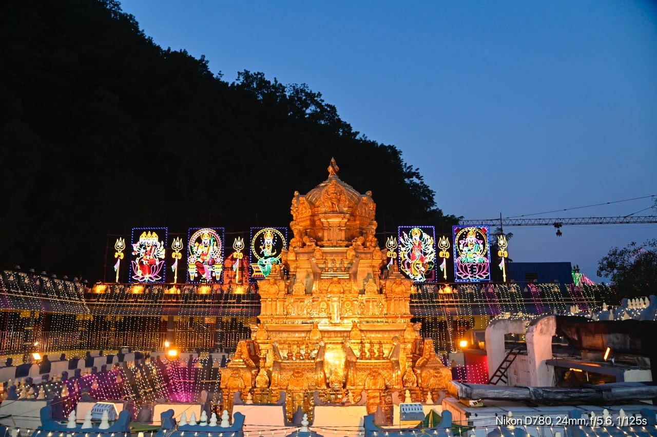 విద్యుత్ కాంతుల్లో ఇంద్రకీలాద్రి వెలుగులు