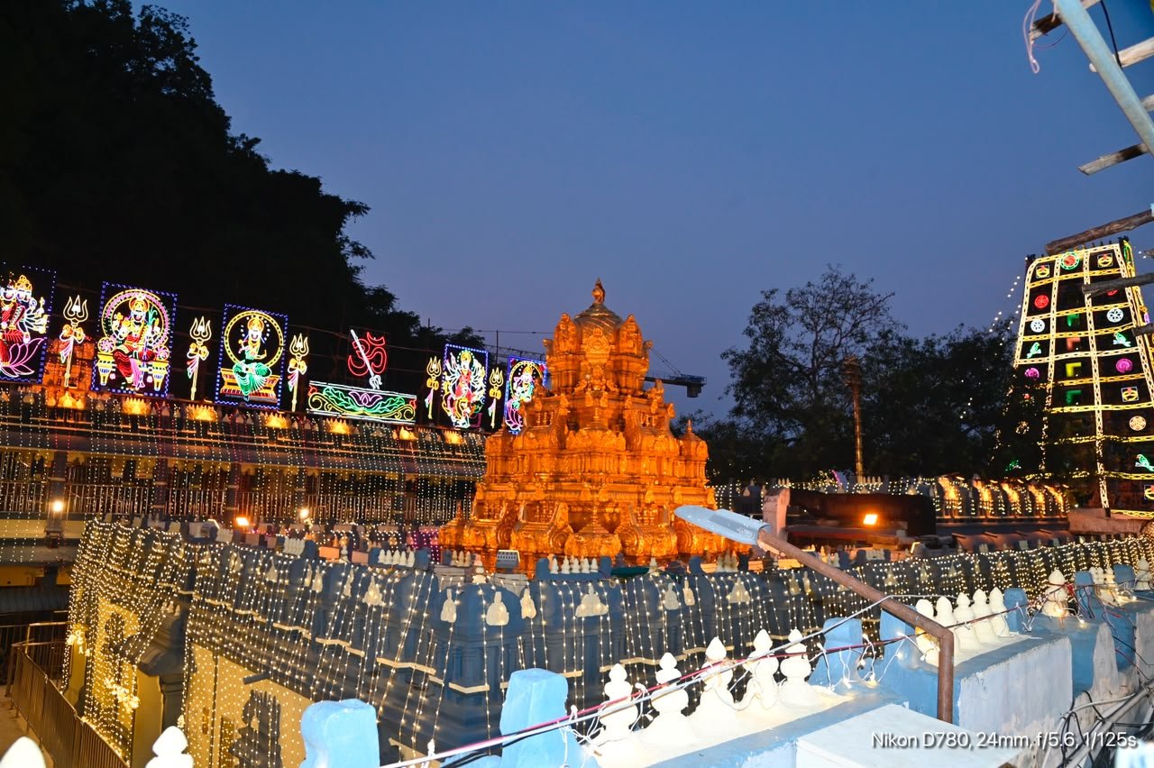 విద్యుత్ కాంతుల్లో ఇంద్రకీలాద్రి వెలుగులు
