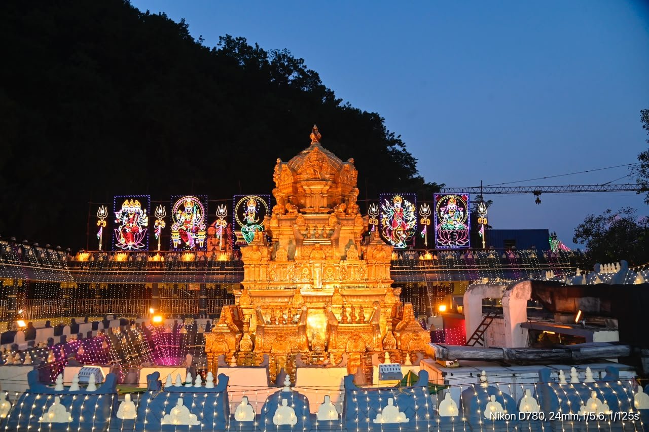విద్యుత్ కాంతుల్లో ఇంద్రకీలాద్రి వెలుగులు