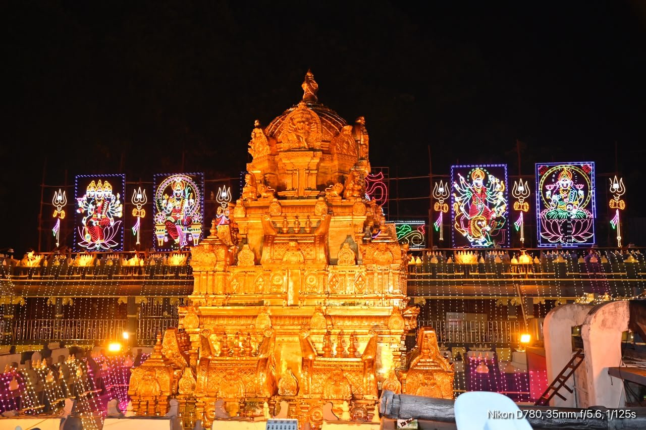 విద్యుత్ కాంతుల్లో ఇంద్రకీలాద్రి వెలుగులు