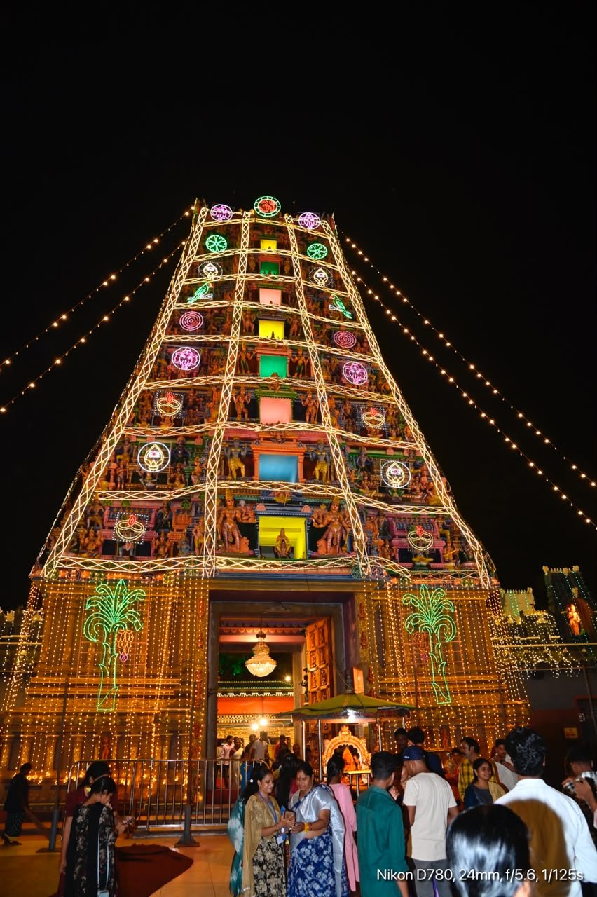 విద్యుత్ కాంతుల్లో ఇంద్రకీలాద్రి వెలుగులు
