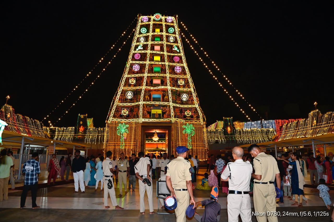 విద్యుత్ కాంతుల్లో ఇంద్రకీలాద్రి వెలుగులు
