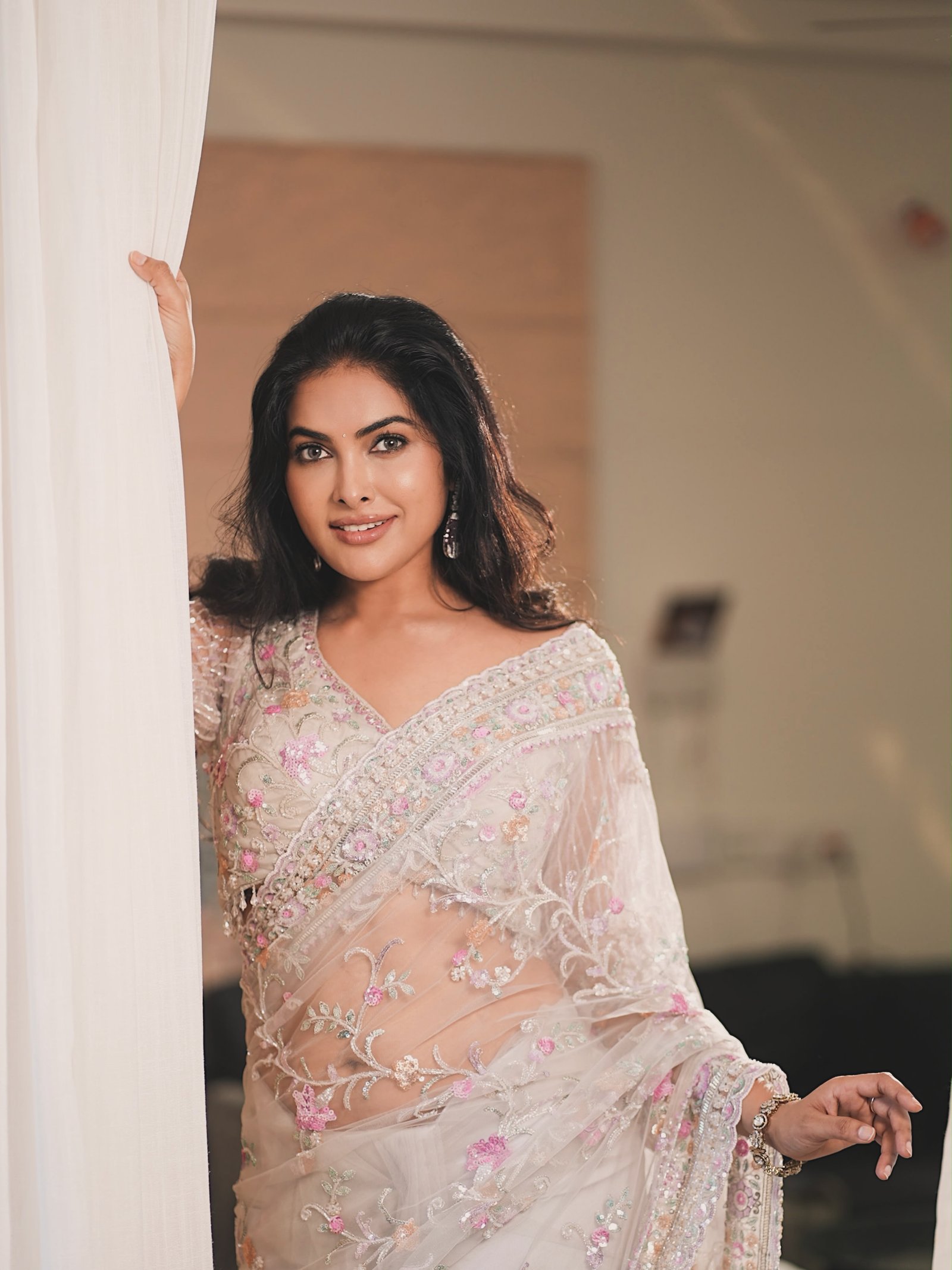 హీరోయిన్ దివి కొత్త ఫోటోలు 