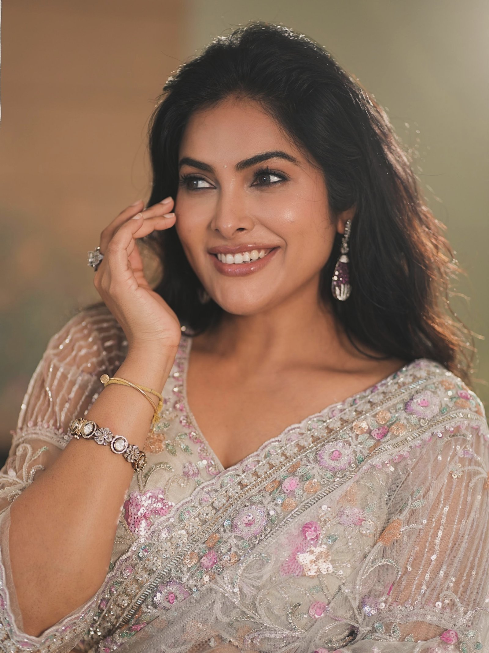 హీరోయిన్ దివి కొత్త ఫోటోలు 