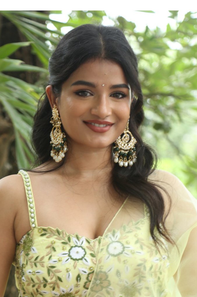 హీరోయిన్ సాత్విక జంపా స్టిల్స్